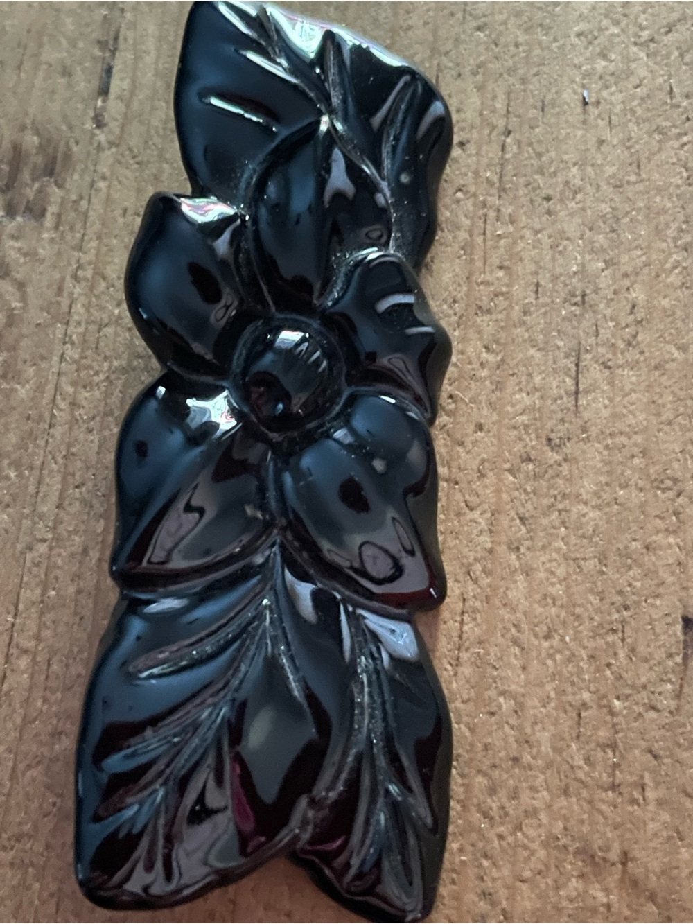 Vintage Black floral glossy brooch - Picture 3 of 5